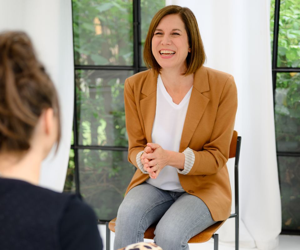 Julia Birgel führt ein Kundengespräch mit einer Coaching-Kundin.